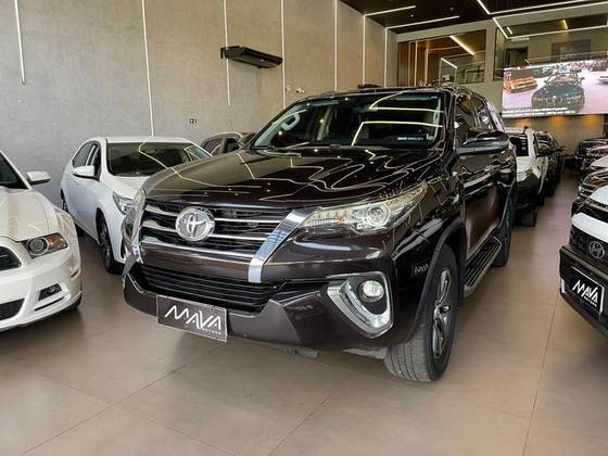 TOYOTA HILUX SW4 2.8 SRX 4X4 7 LUGARES 16V TURBO INTERCOOLER DIESEL 4P AUTOMÁTICO
